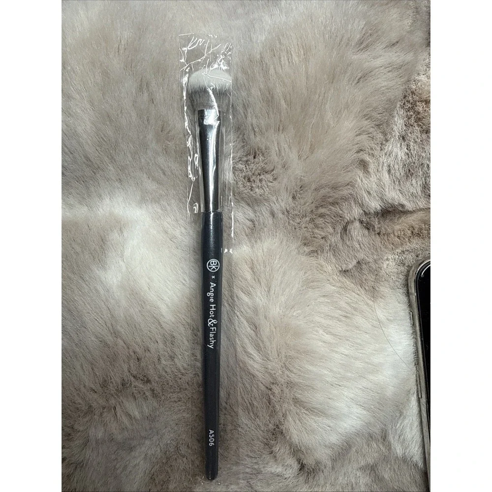 BK Beauty Brushes Angie HOT & FLASHY A506 Concealer Brush Kitten Paw NEW